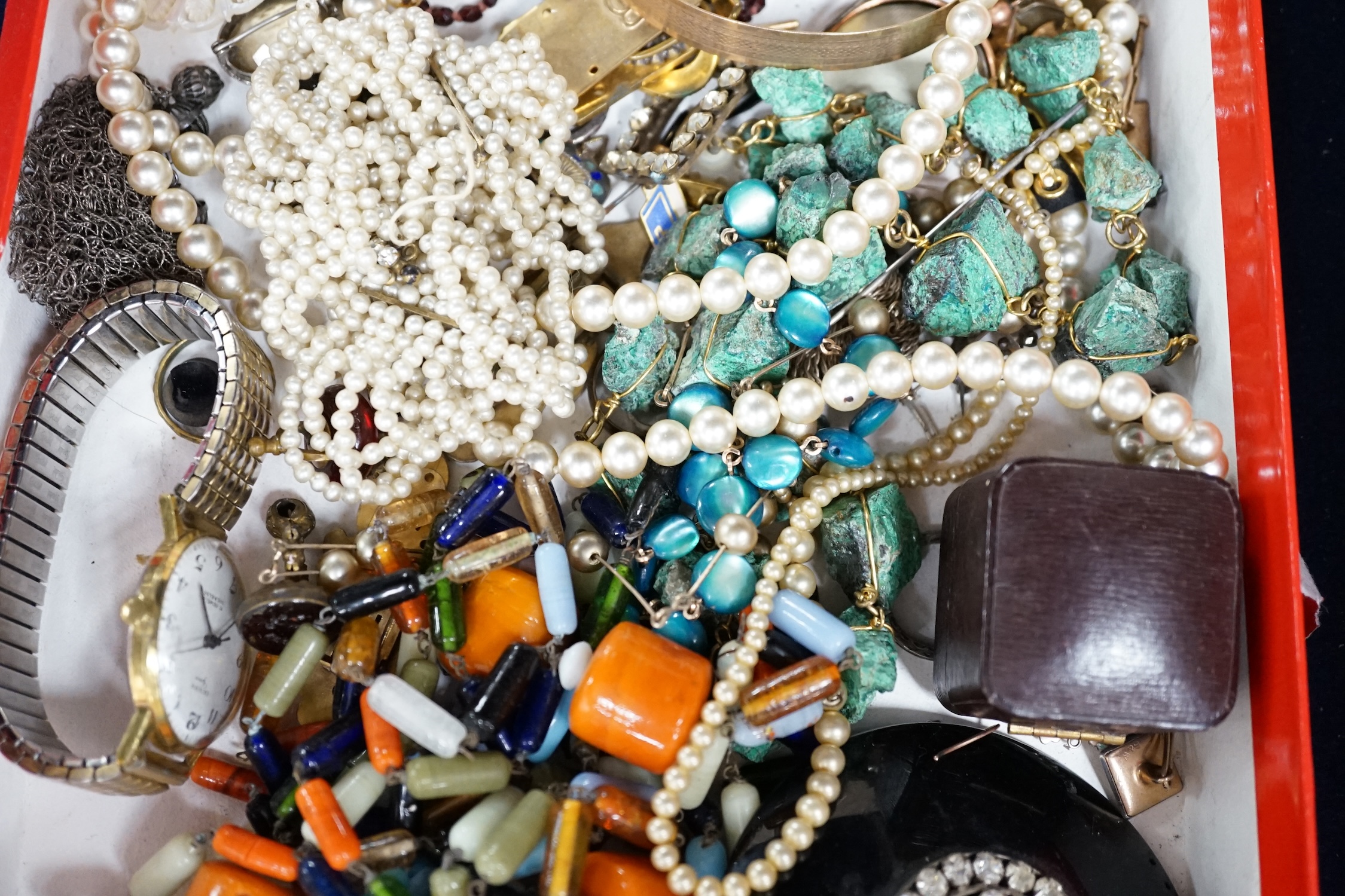 A quantity of assorted Victorian and later jewellery, including silver hinged bangle, a silver albert, monogrammed locket, banded agate set brooch, unmounted stones including cabochon agates and malachite, etc. Condition